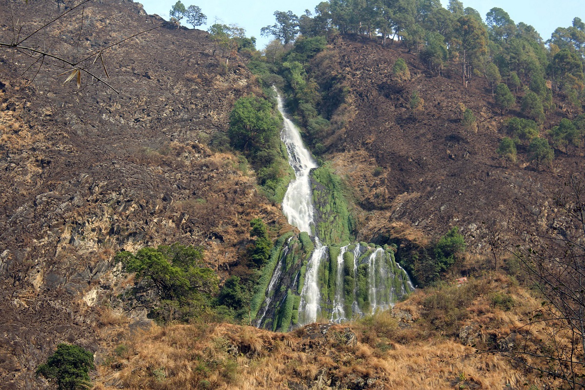 म्याग्दीमा रहेको नारच्याङ झरना