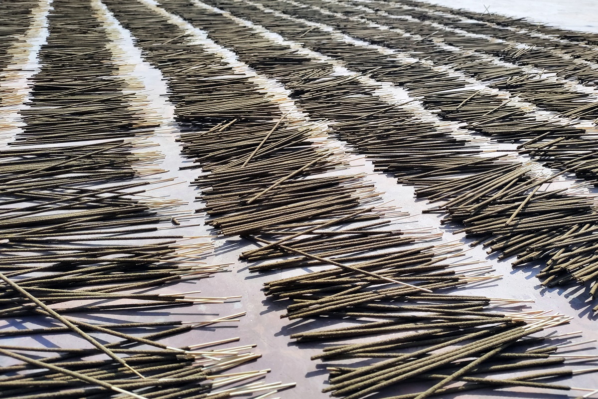 घाममा सुकाइएको अगरबत्ती