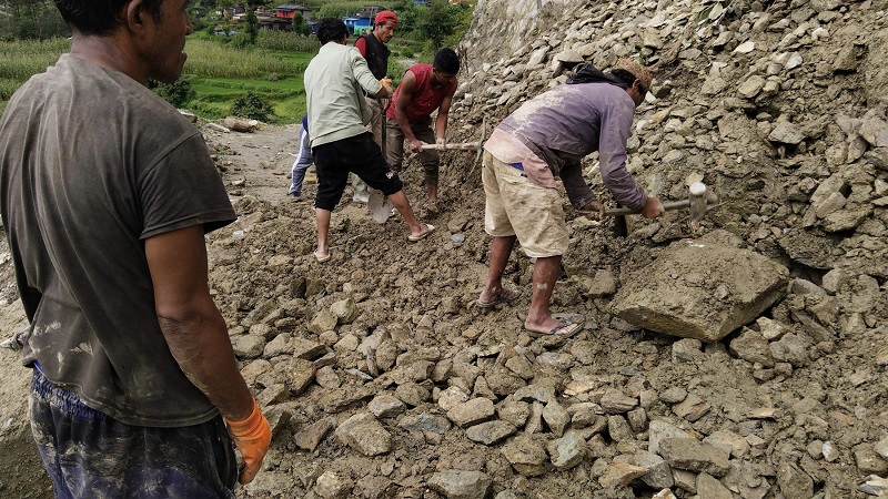 हेटौंडा–काठमाडौं जोड्ने दुई सडक अवरुद्ध