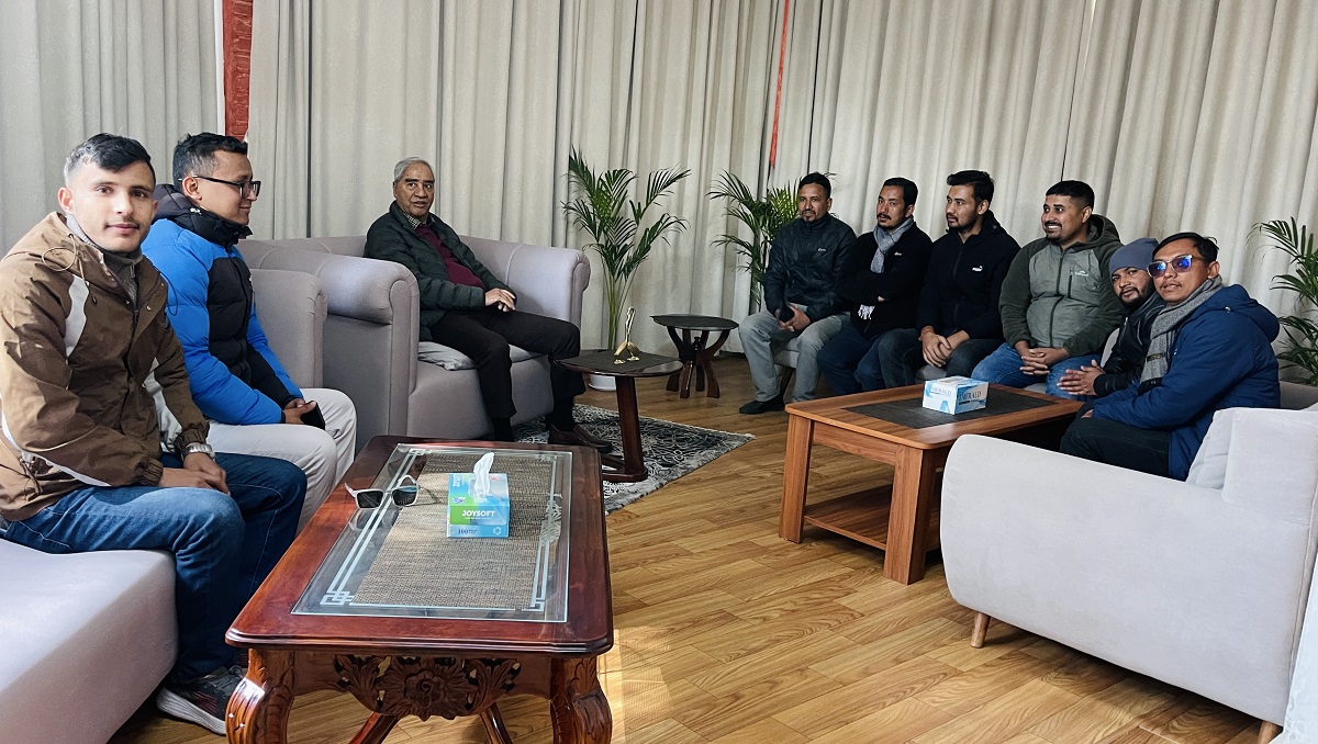 कांग्रेस फुट्न दिँदैन, म मिलाउँछु : देउवा