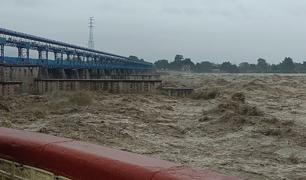शारदा नदीमा पानीको बहाव बढ्यो, बनबसामा आवागमन बन्द