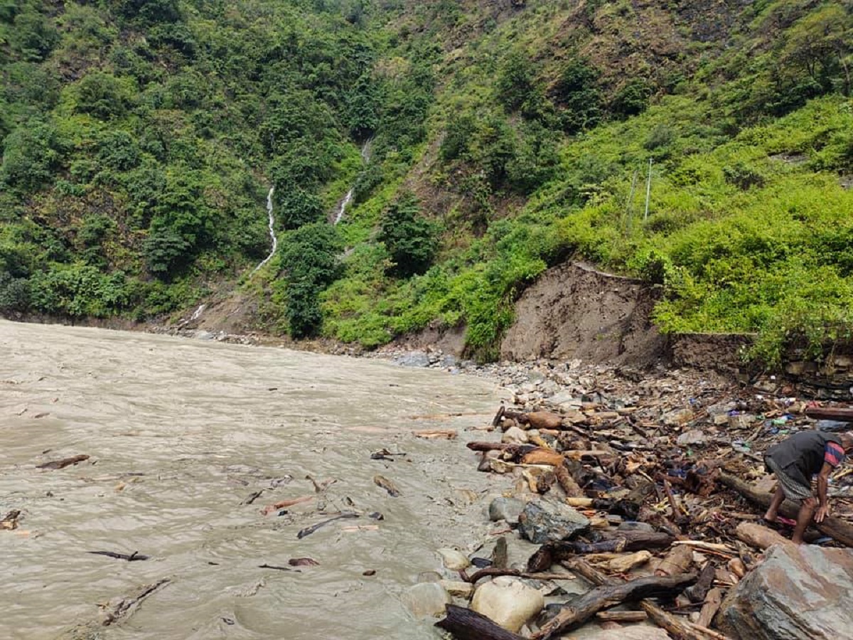 पहिरोले ५० वटा खानेपानी आयोजना बगेपछि दूषित पानी पिउन बाध्य छन् बैतडीबासी