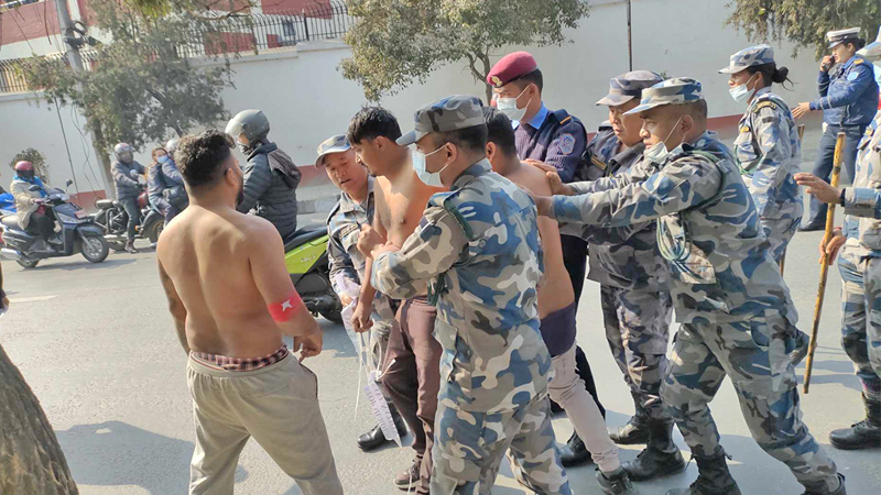 सिंहदरबारभित्र अर्धनग्न प्रदर्शन गर्ने तीन जना पक्राउ