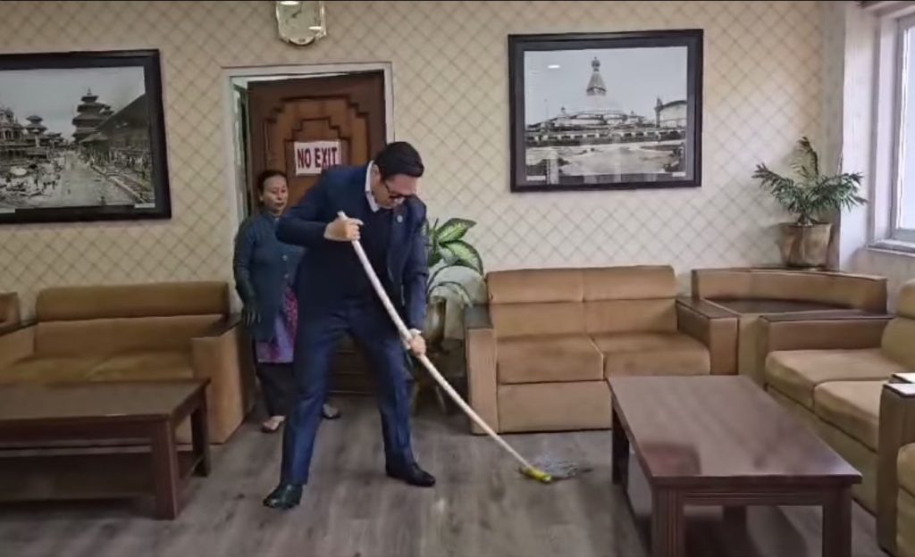 मन्त्री किराँतीले जब बिहानै सिंहदरबार पुगेर कार्यकक्षमा पोछा लगाए [भिडियो]