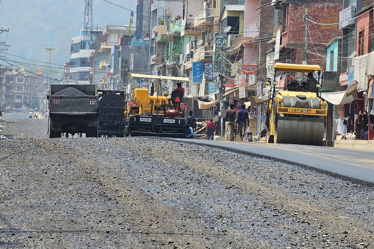 सुर्खेतको बजारको सडक कालोपत्रे गरिँदै