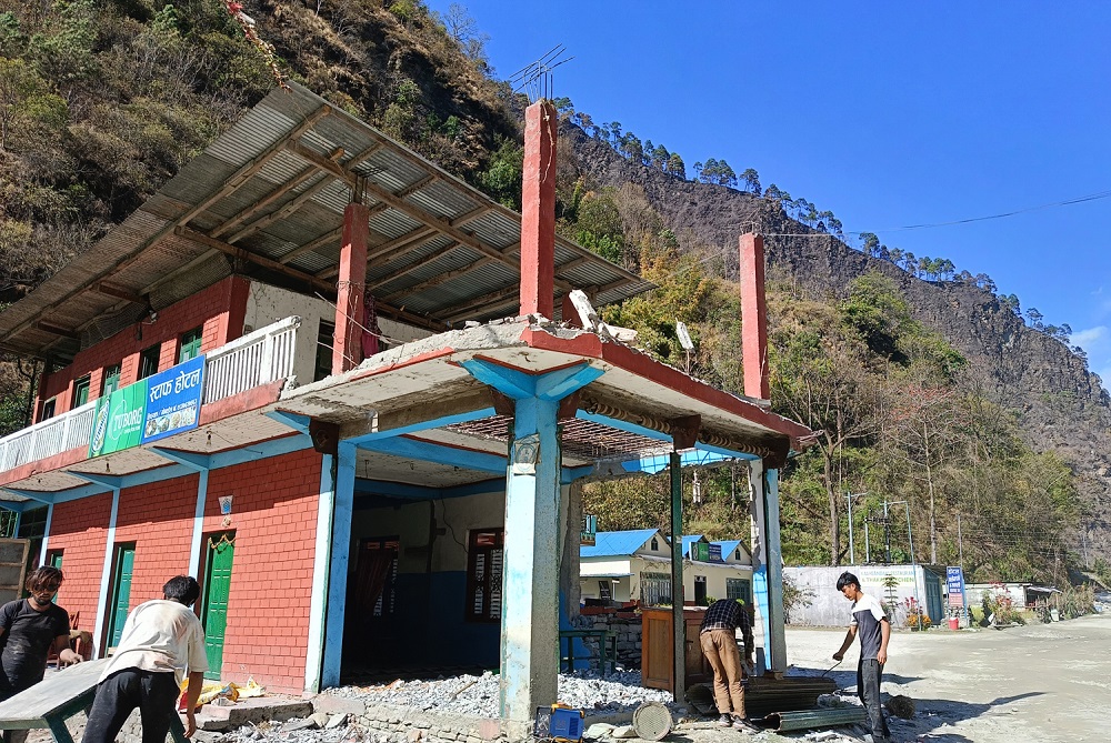 बेनी-जोमसोम-कोरला सडक: तिप्ल्याङमा भत्काउन थालियो घरटहरा