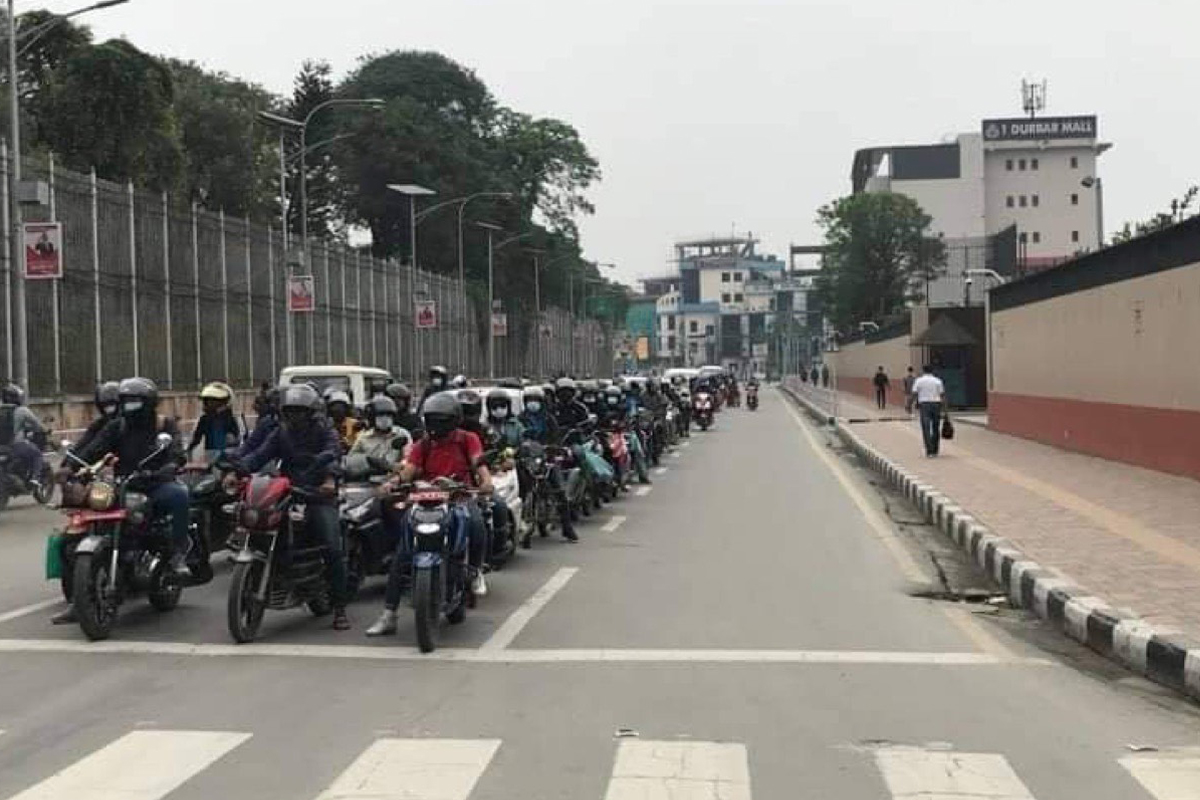 सडक लेन अनुशासनलाई थप कडाइ गर्दै ट्राफिक प्रहरी