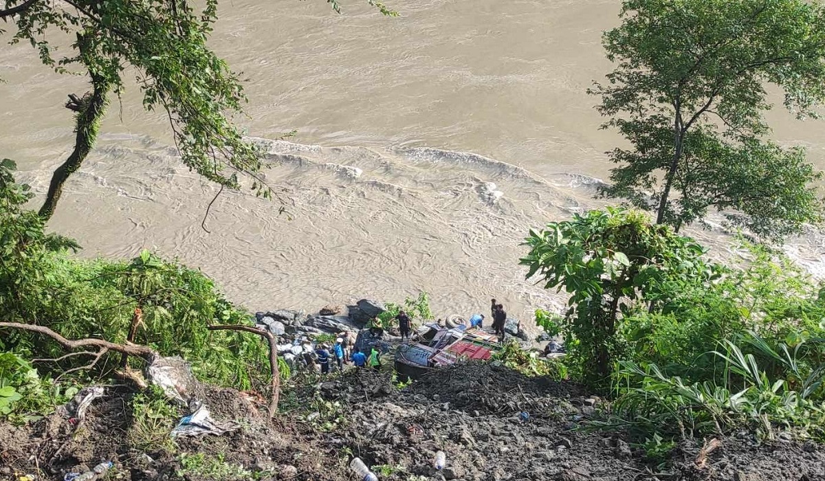 त्रिशुलीमा खसेको ट्रकका चालक सम्पर्कविहीन