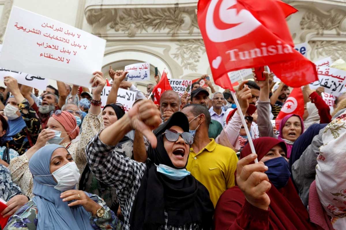 संसद् विघटन गरेको भन्दै ट्युनिसियामा राष्ट्रपतिविरुद्ध नाराबाजी र प्रदर्शन