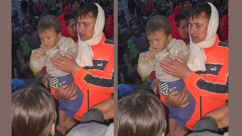 यसरी निकालियो १५ फिट गहिरो खाडलमा खसेको बच्चा [भिडियो]