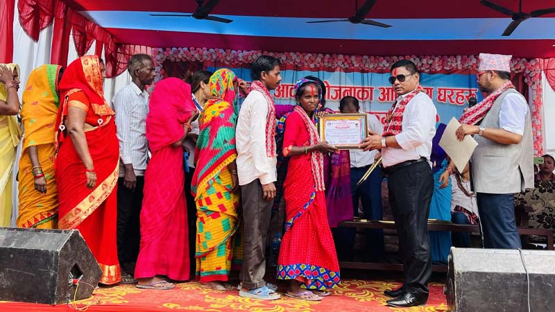 नगरपालिकाद्वारा विपन्न समुदायलाई आवासीय घर हस्तान्तरण