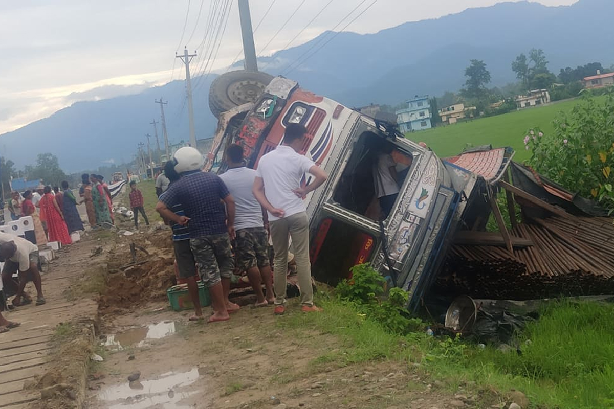 धनगढी–अत्तरिया सडकखण्डमा ट्रक दुर्घटना