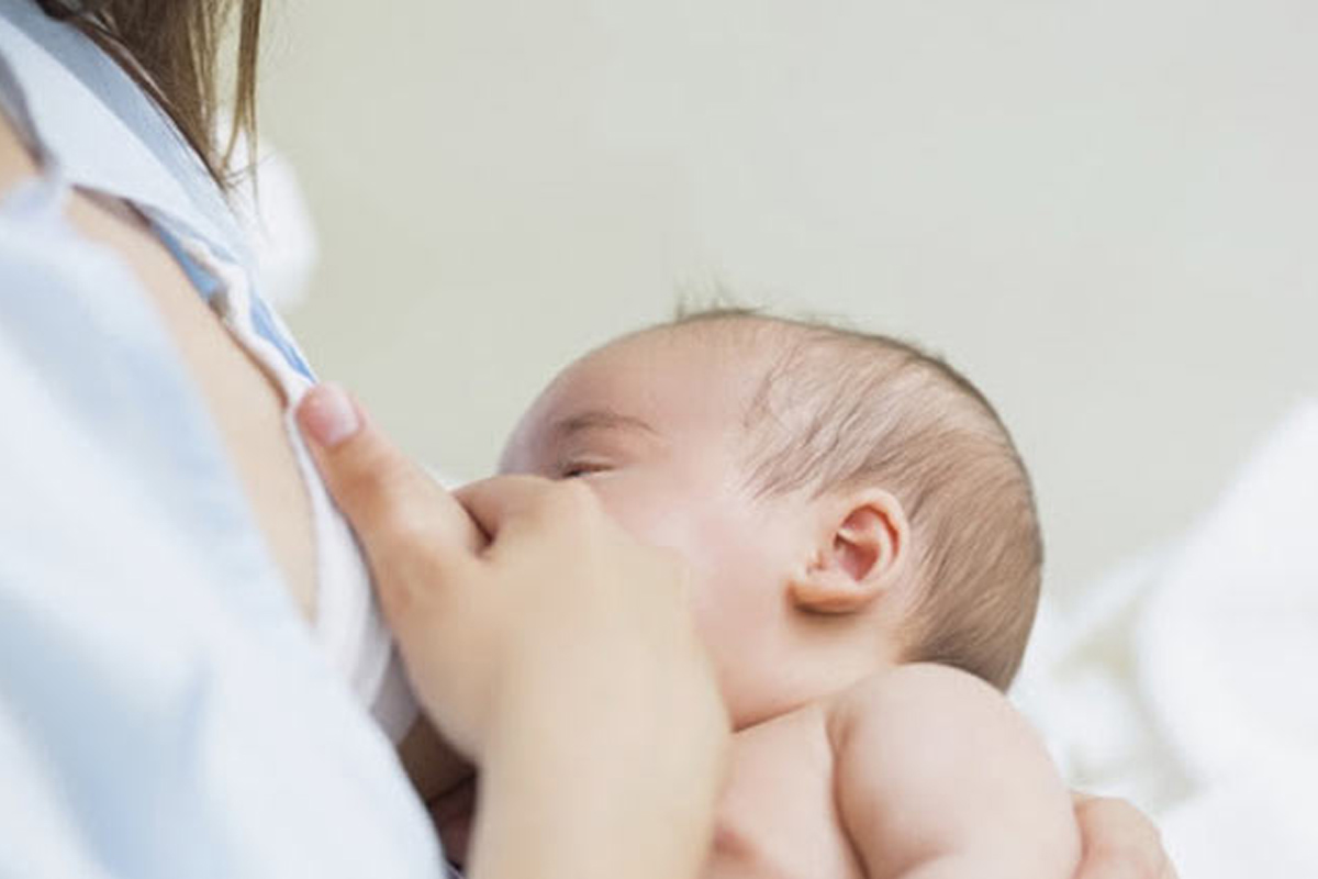 कामकाजी आमालाई स्तनपानमा सकस