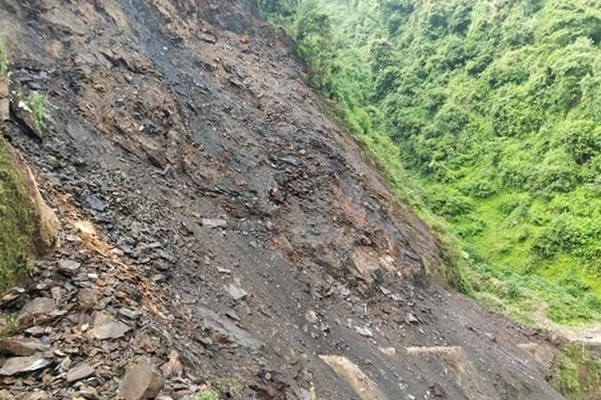 पहिरोका कारण सदरमुकाम पुग्न कठिन
