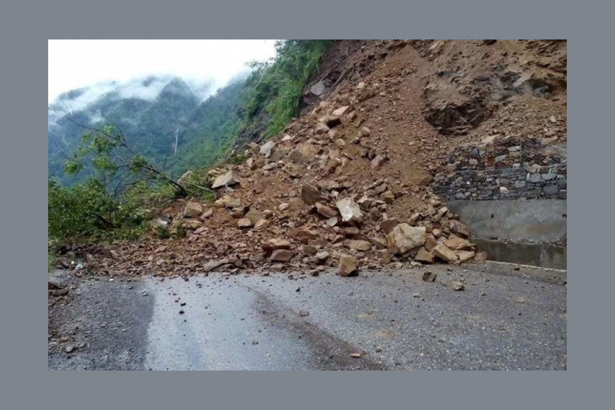 पहिरोका कारण जयपृथ्वी राजमार्ग अवरुद्ध