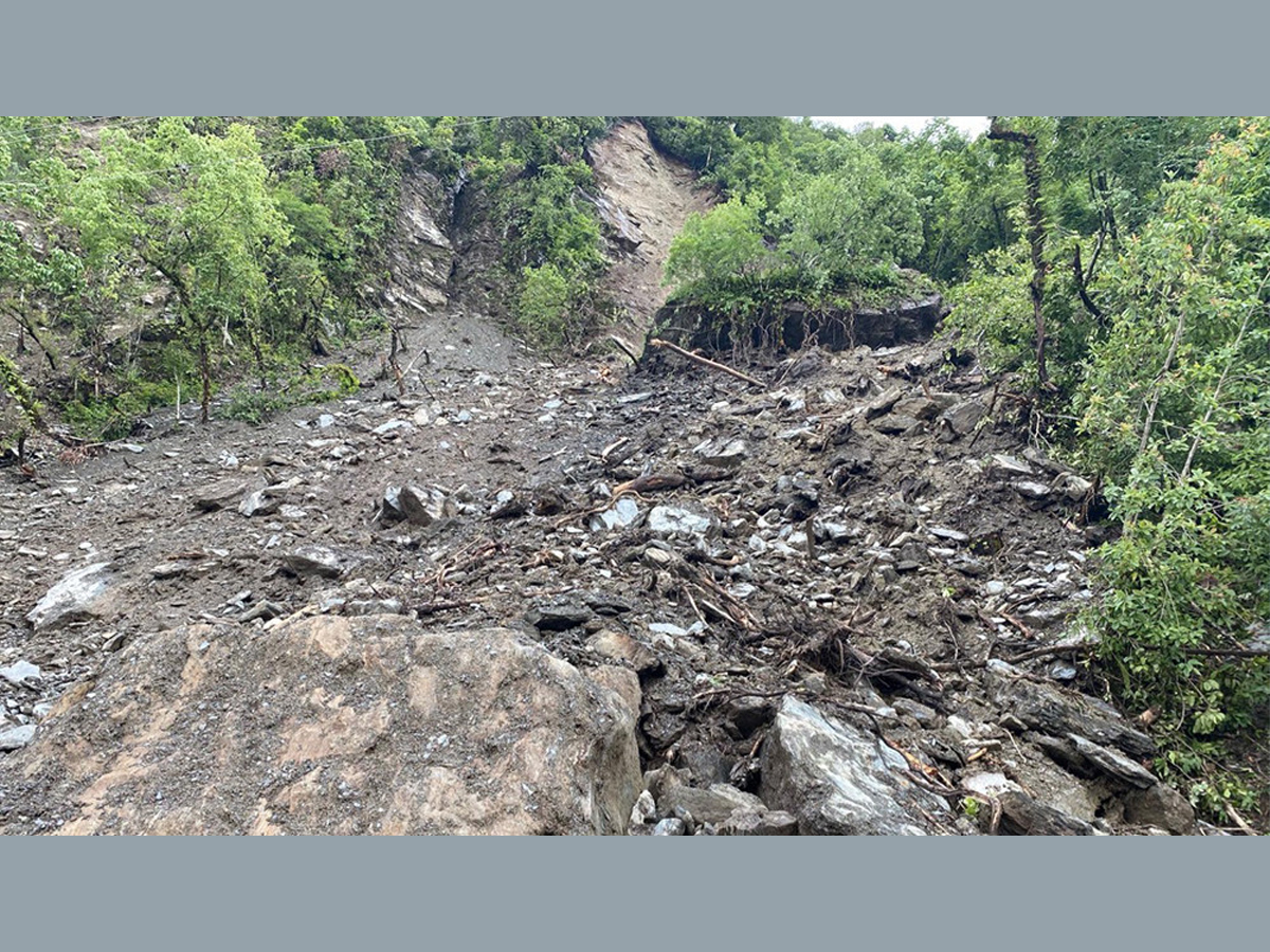 पहिरोमा पुरिएर चार बेपत्ता