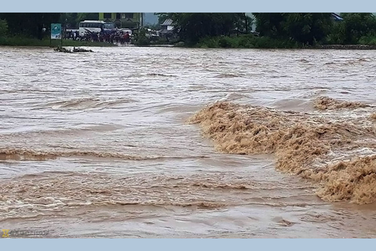 लगातारको वर्षासँगै आधा दर्जन नदीमा बाढी