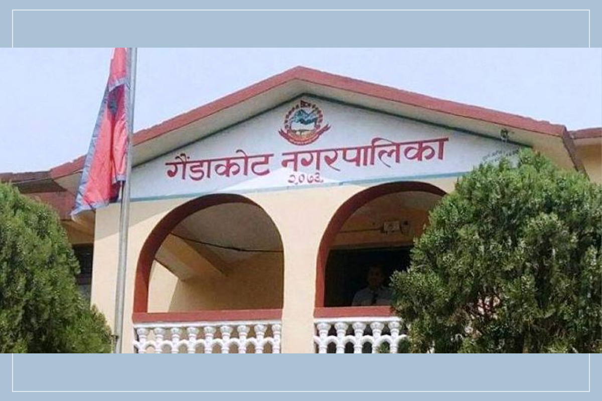 घर डुबानमा पर्दा पनि जनप्रतिनिधिले बेवास्ता गरेपछि नगरपालिकामा तालाबन्दी