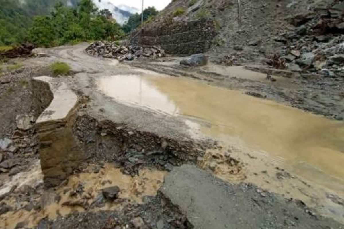 ठेकेदार सम्पर्कविहीन बनेपछि सडक अलपत्र