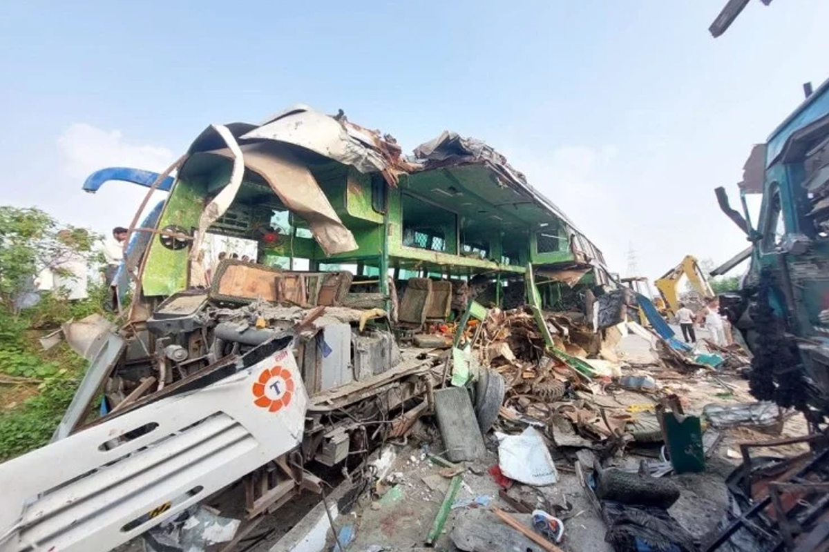 भारतको बाराबंकीमा बस र ट्रक ठोक्किँदा १२ जनाको मृत्यु