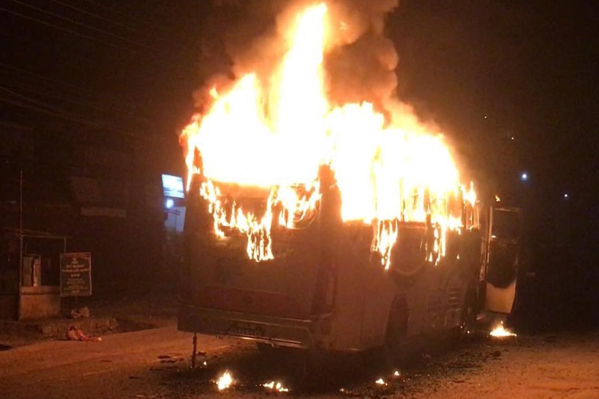 गजुरीमा गुडिरहेको बसमा आगलागी