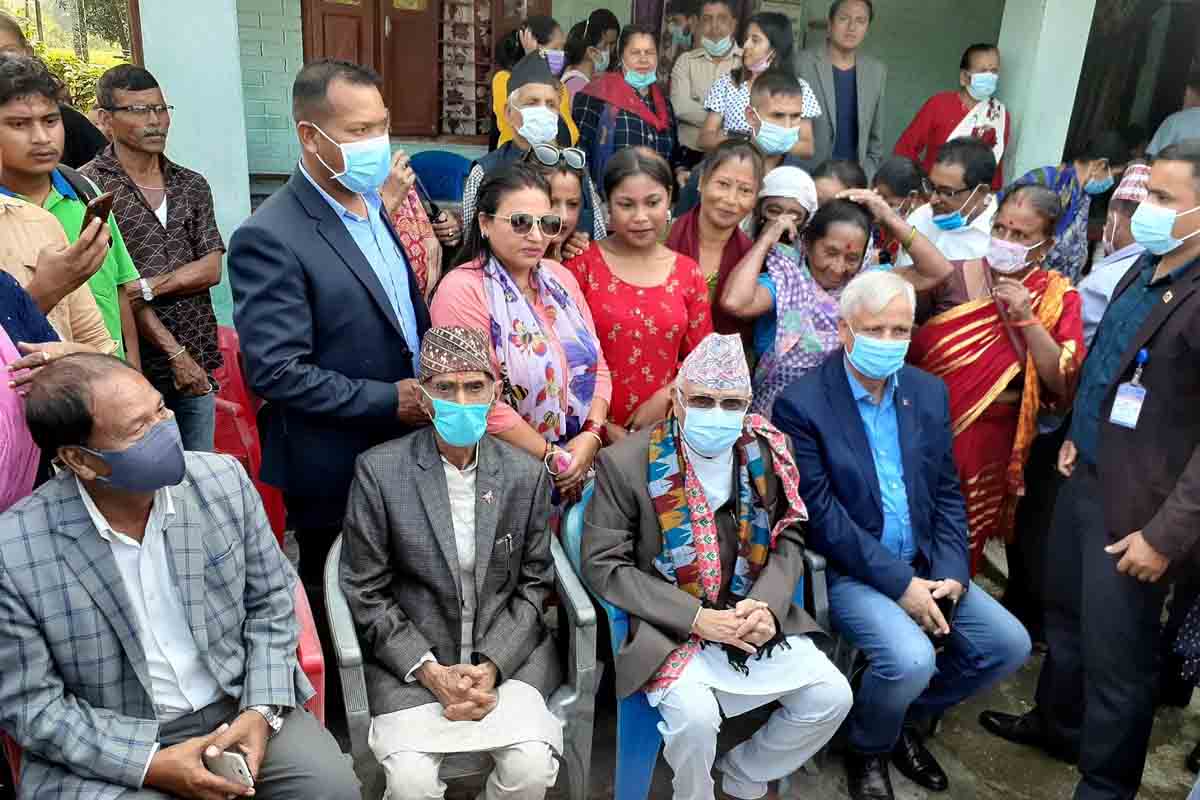पिताको घरमा केपी ओलीको पौने घण्टा, फेरि प्रधानमन्त्री बन्ने योगदेखि आशिर्वादसम्म