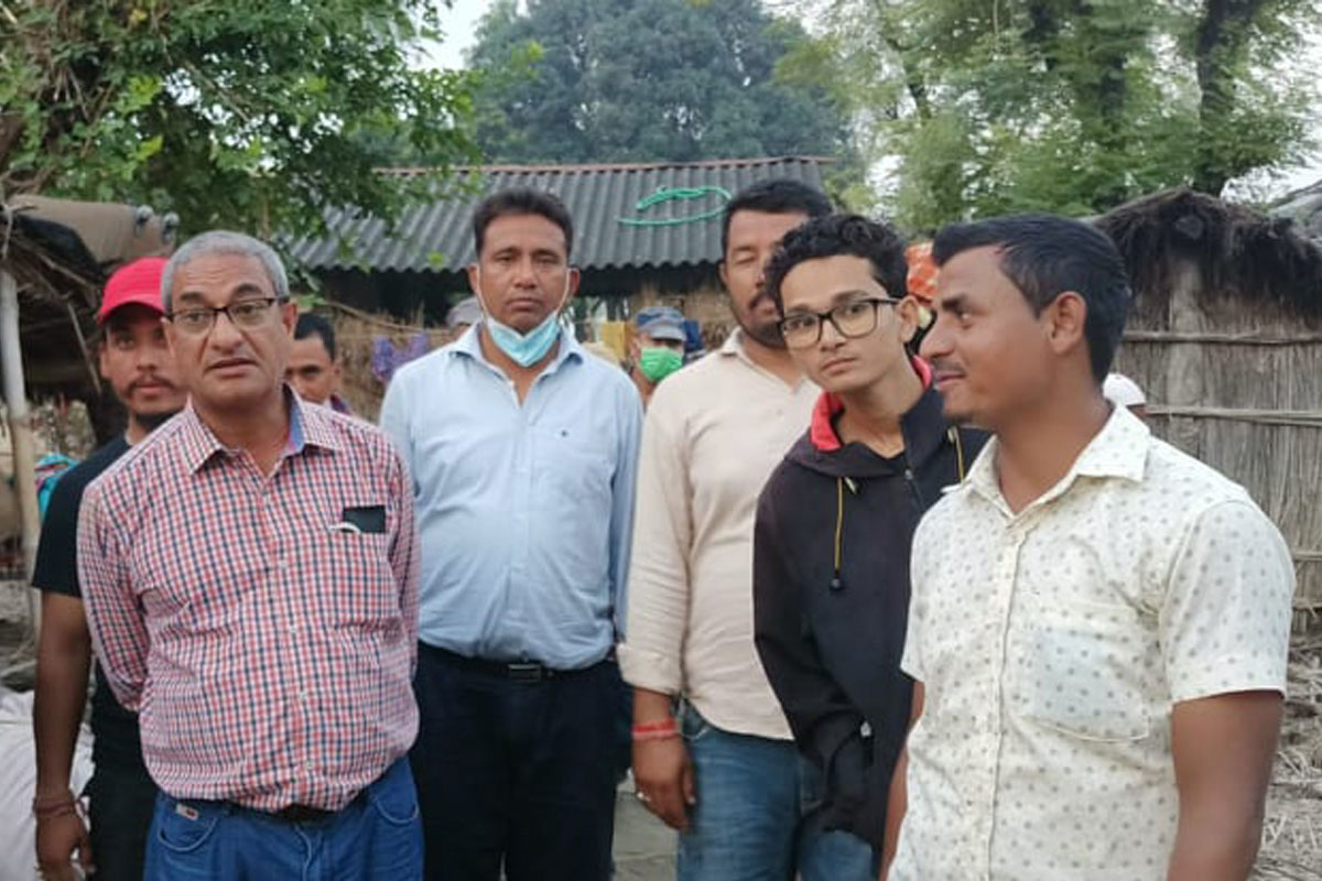 कांग्रेस नेता लेखकले भेटे कञ्चनपुरका बाढी पीडित