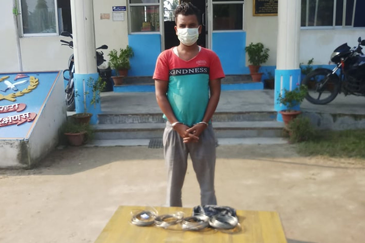 ९४ तोला चाँदीसहित एक जना पक्राउ