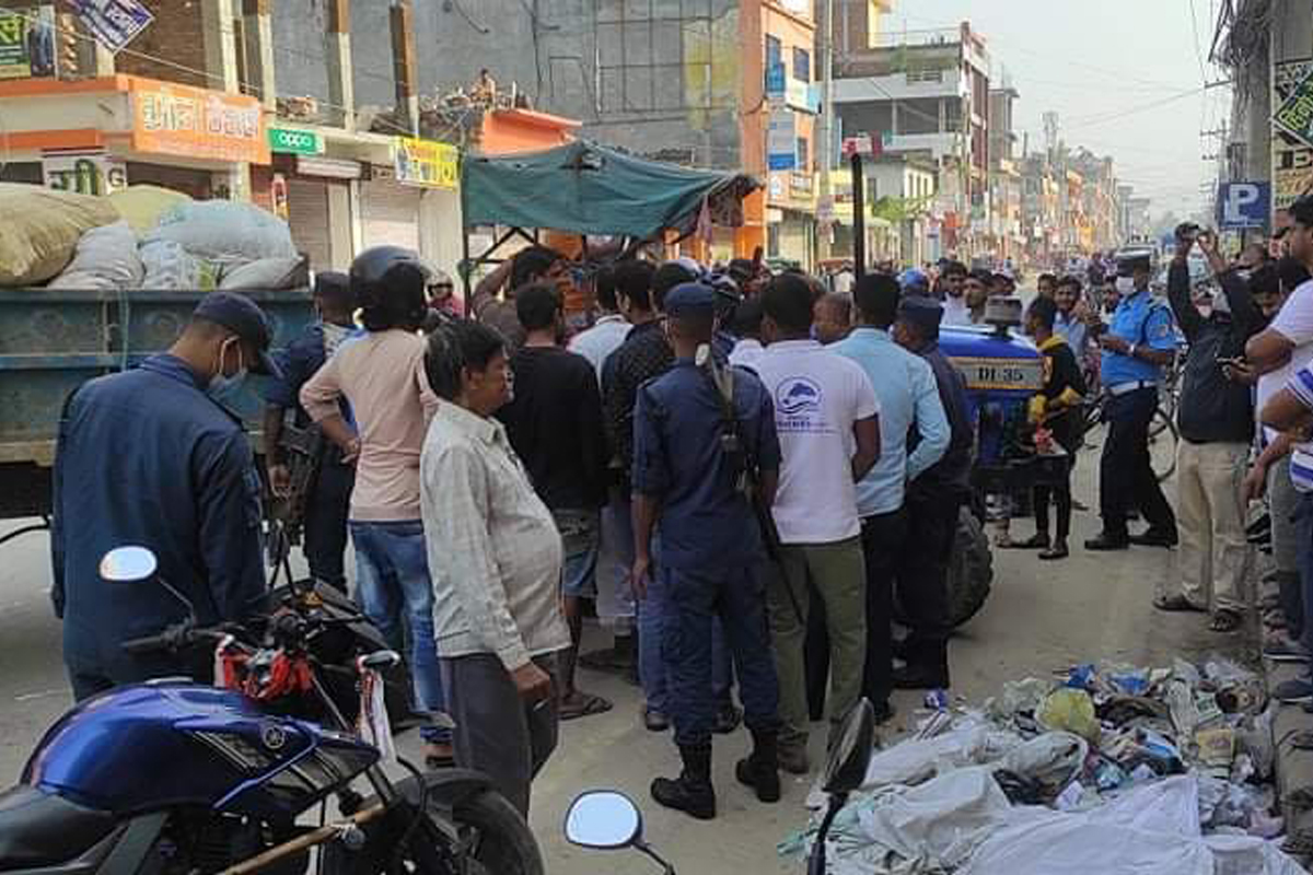जनप्रतिनिधिले नै नगरप्रमुखको घर अगाडी थुपारे फोहोर