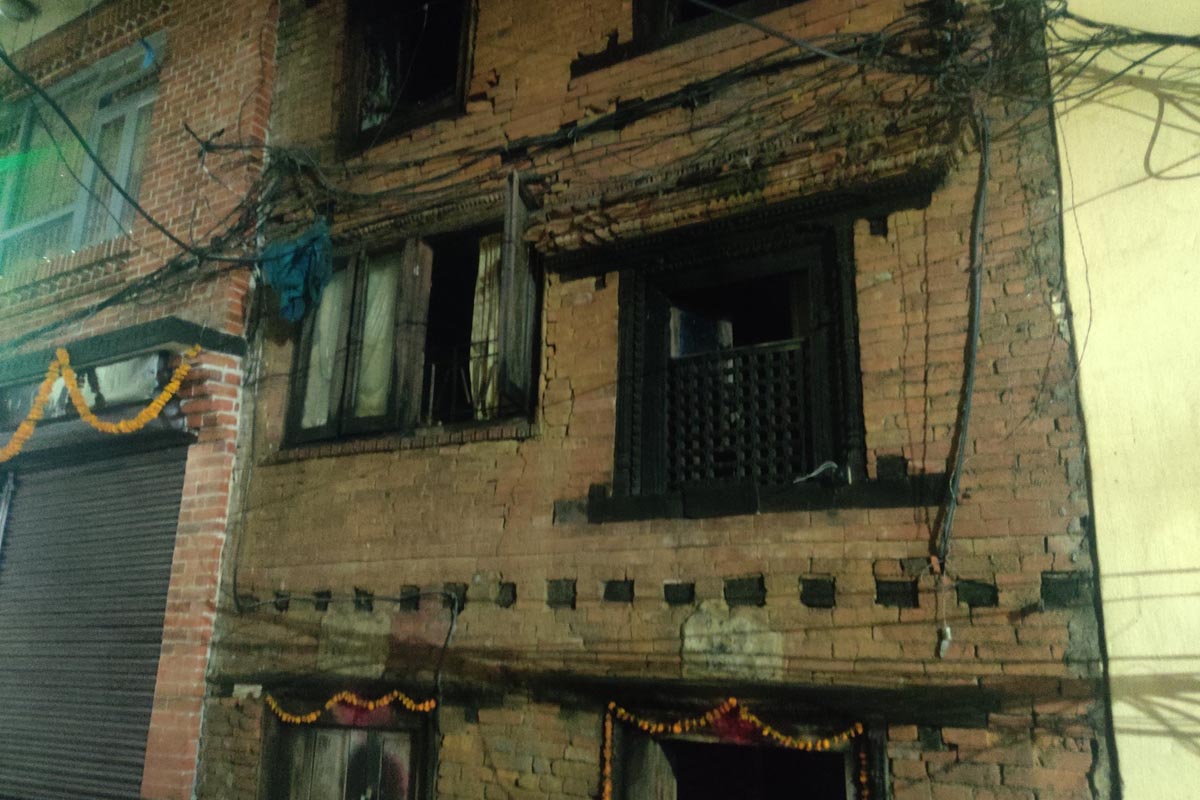 ललितपुरमा दियोबाट सल्केको आगोले ग्यास सिलिन्डर पड्किँदा चारको मृत्यु