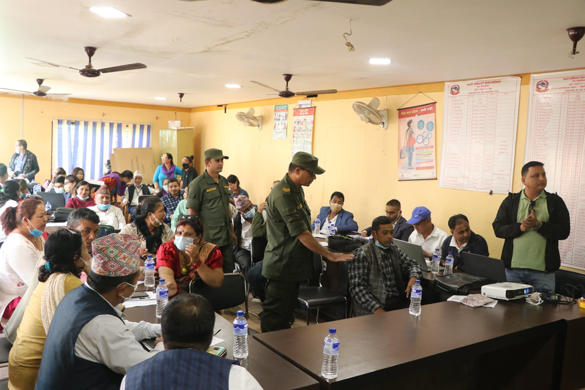 वडाध्यक्षलाई कार्यक्रम स्थलबाट बाहिर निकाल्न निर्देशन दिने नगर प्रमुखको राजीनामा माग