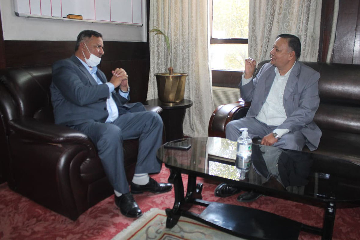 विद्यार्थीलाई कोरोना खोप लगाउने विषयमा दुई मन्त्रीबीच छलफल