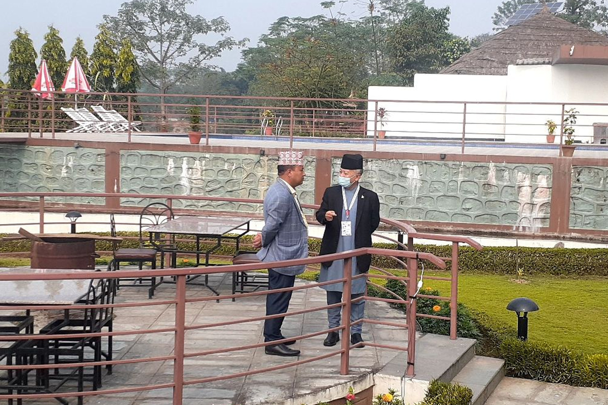 एमाले महाधिवेशन : नेता होटेलमा टहलिँदै, कार्यकर्ता नारायणी किनारमा