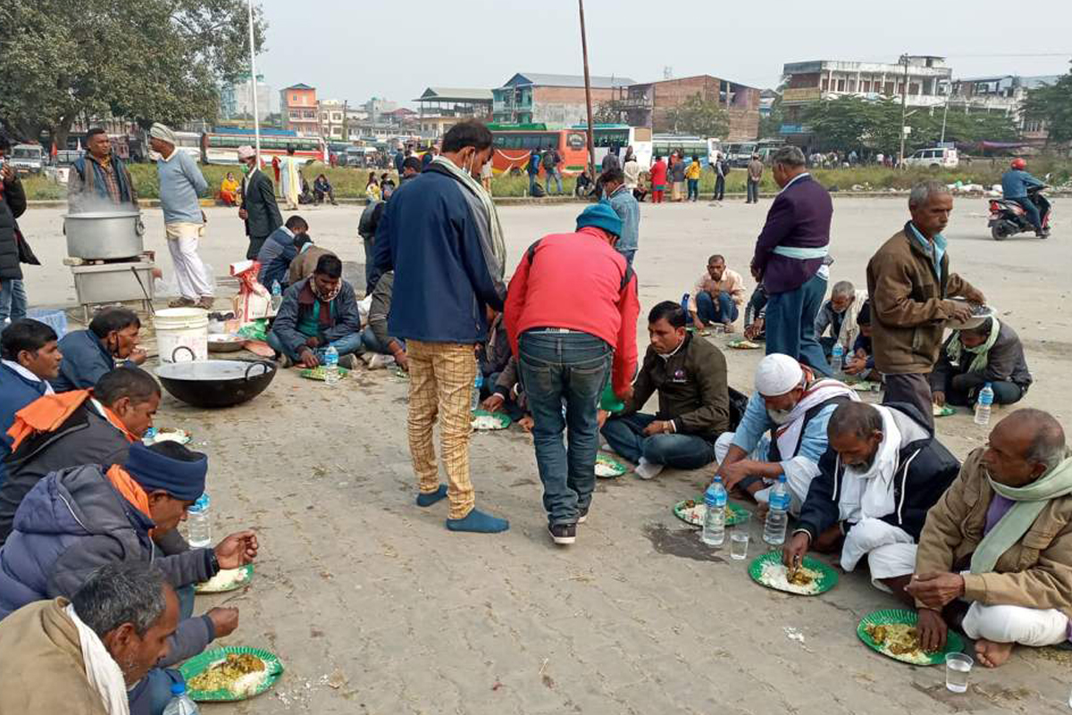 एमाले महाधिवेशनमा सहभागी कार्यकर्ताले आफैंले पकाएर खाए खाना [तस्बिरहरू]