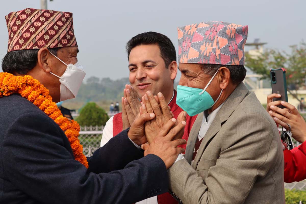 कमल थापा पुगे चितवन, देवी ज्ञवालीले गरे स्वागत