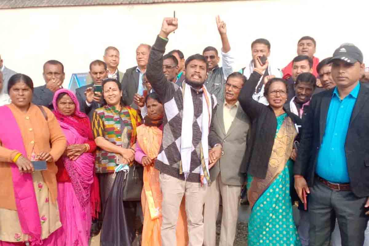सर्वसम्मत नेतृत्व चयन गर्न दबाब दिँदै एमाले महाधिवेशन स्थलमा नाराबाजी