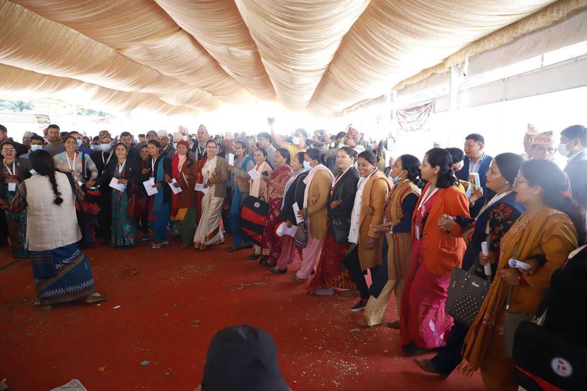 देउडामा झुमे एमाले महाधिवेशन प्रतिनिधि