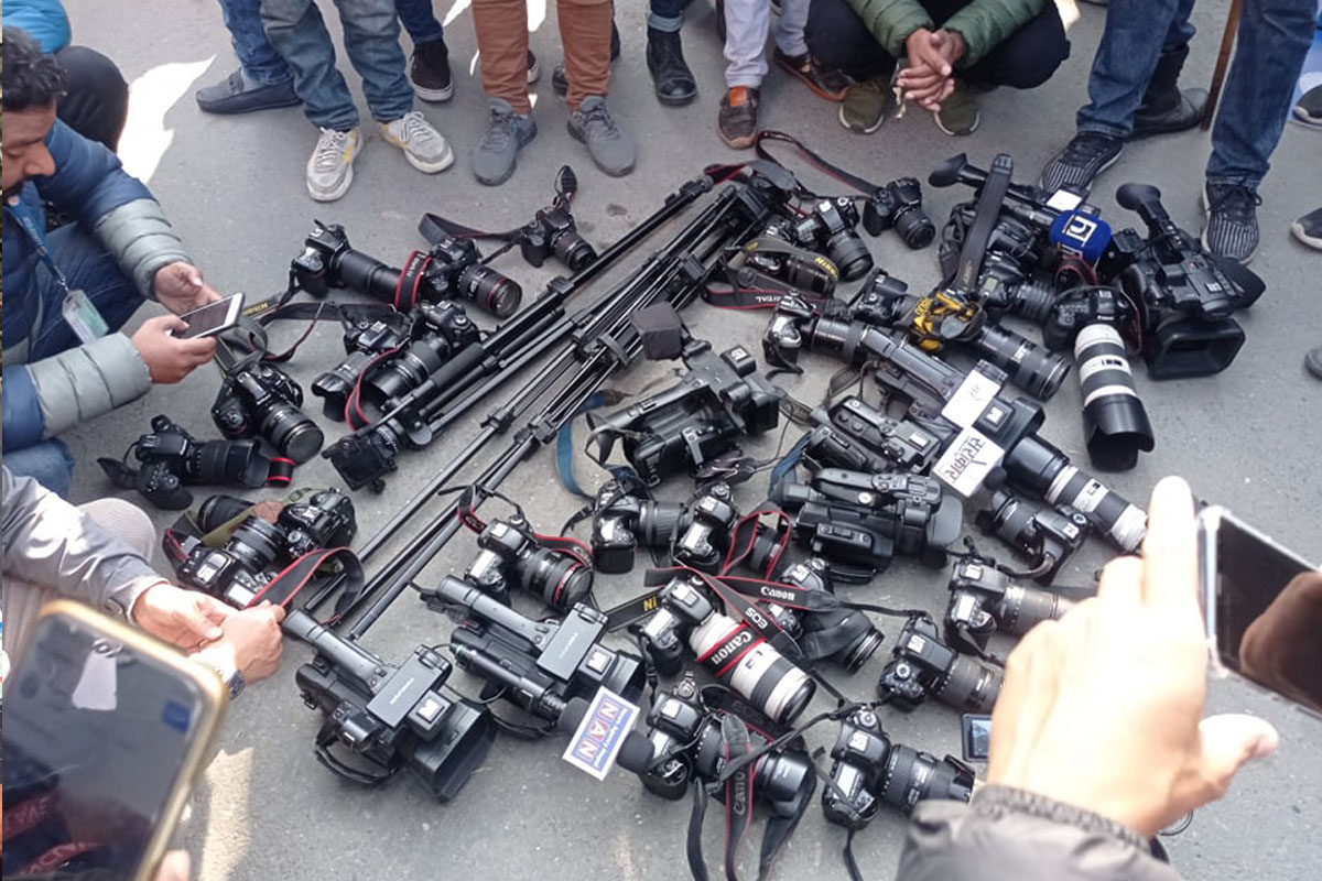 कांग्रेस मतदान स्थल पुगेका पत्रकारले गरे क्यामेरा डाउन