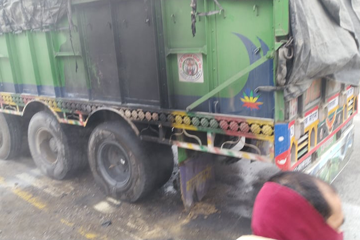 गुडिरहेको ट्रकमा आगो लागेपछि...