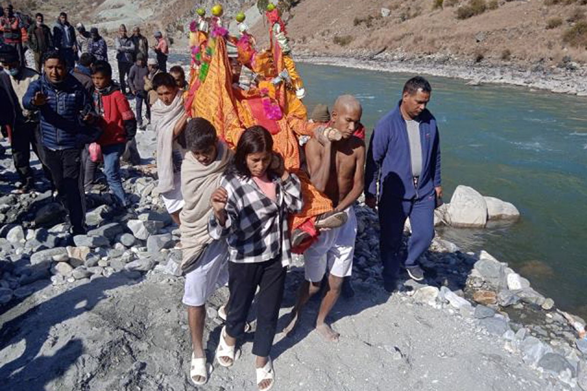कर्णालीमा पहिलो पटक १७ वर्षीया छोरीले दिइन् बुवालाई दागवत्ती