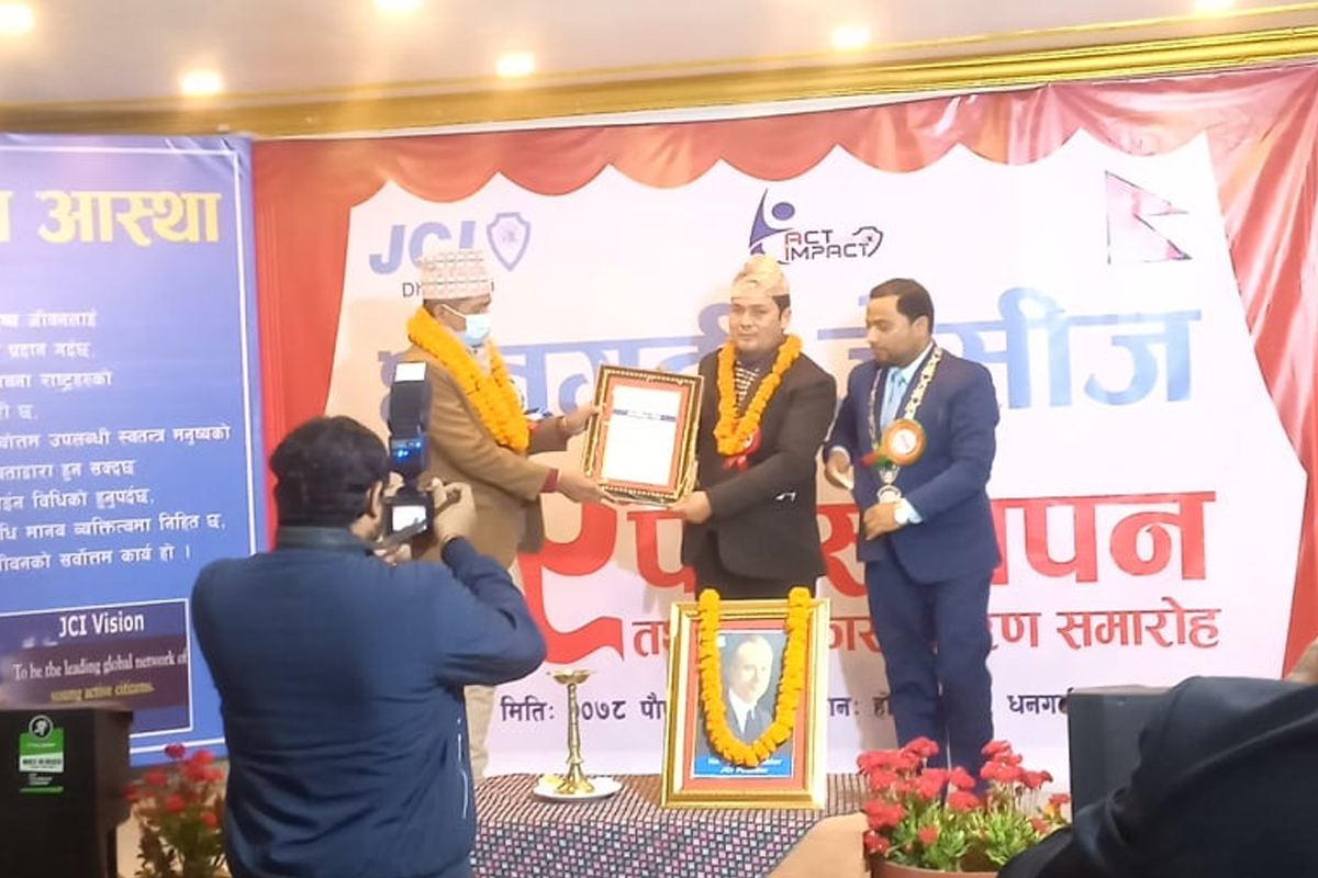 गायक डोटेली कान्छा सम्मानित