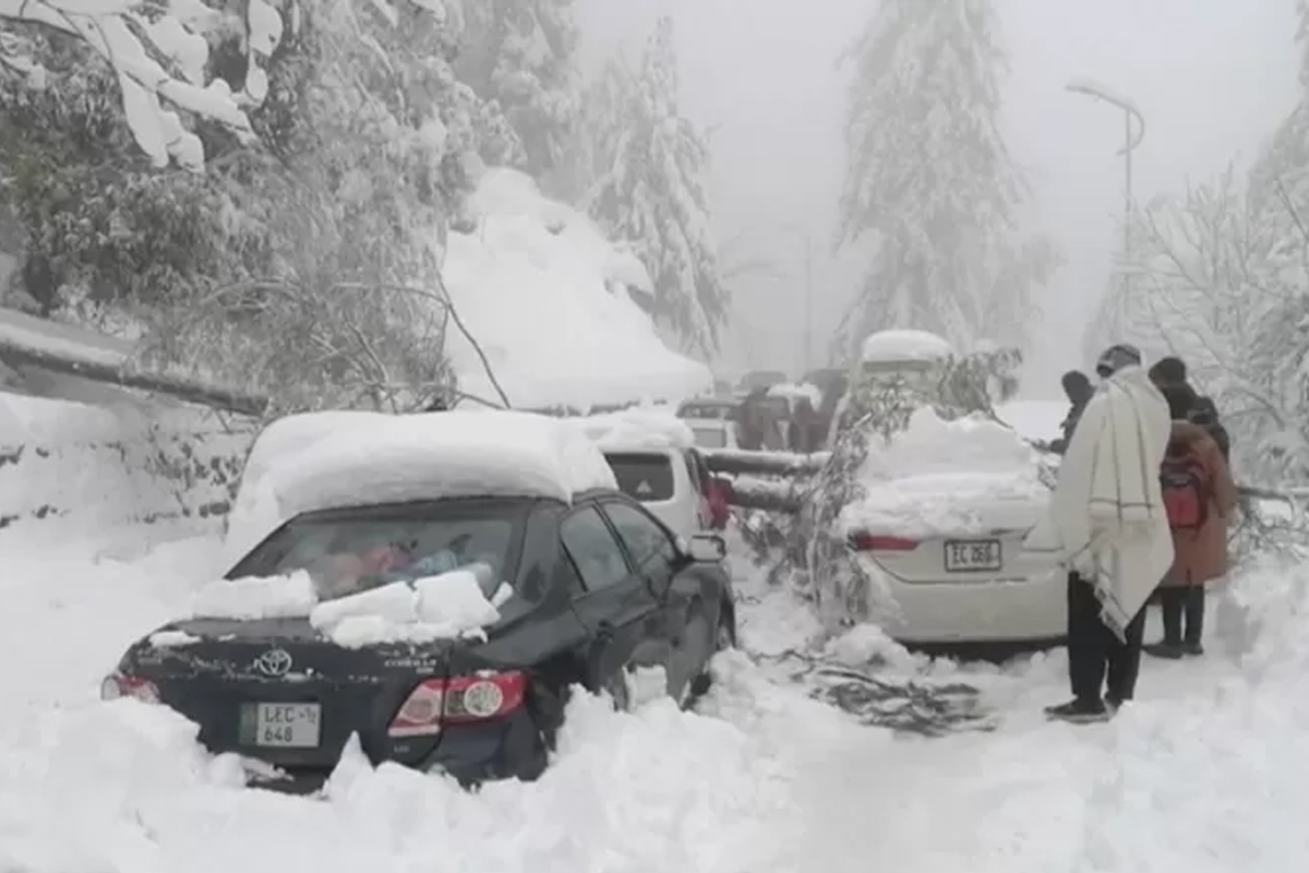 पाकिस्तान अपडेट : हिउँमा रमाउन गएका सयौं अझै अलपत्र, २२ जनाको शव आफन्तलाई बुझाइयो