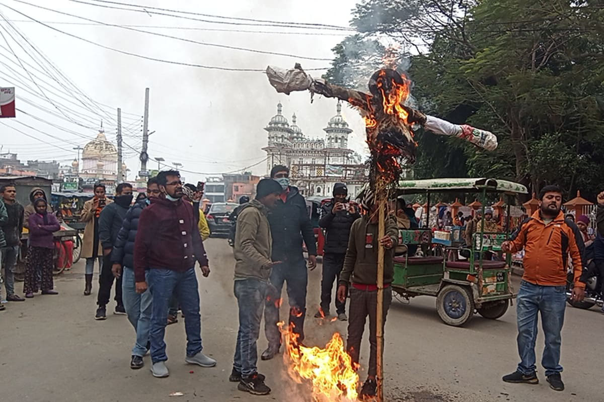 आठ जिल्लालाई मात्रै मधेश नमान्ने भन्दै जनकपुरमा सांसदको पुतला दहन