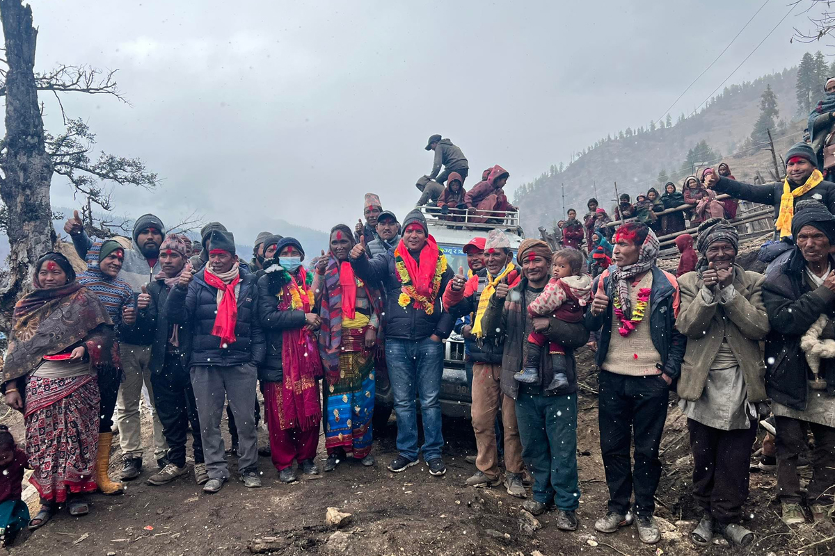 दुर्गम गाउँमा गाडी पुग्दा स्थानीय हर्षित