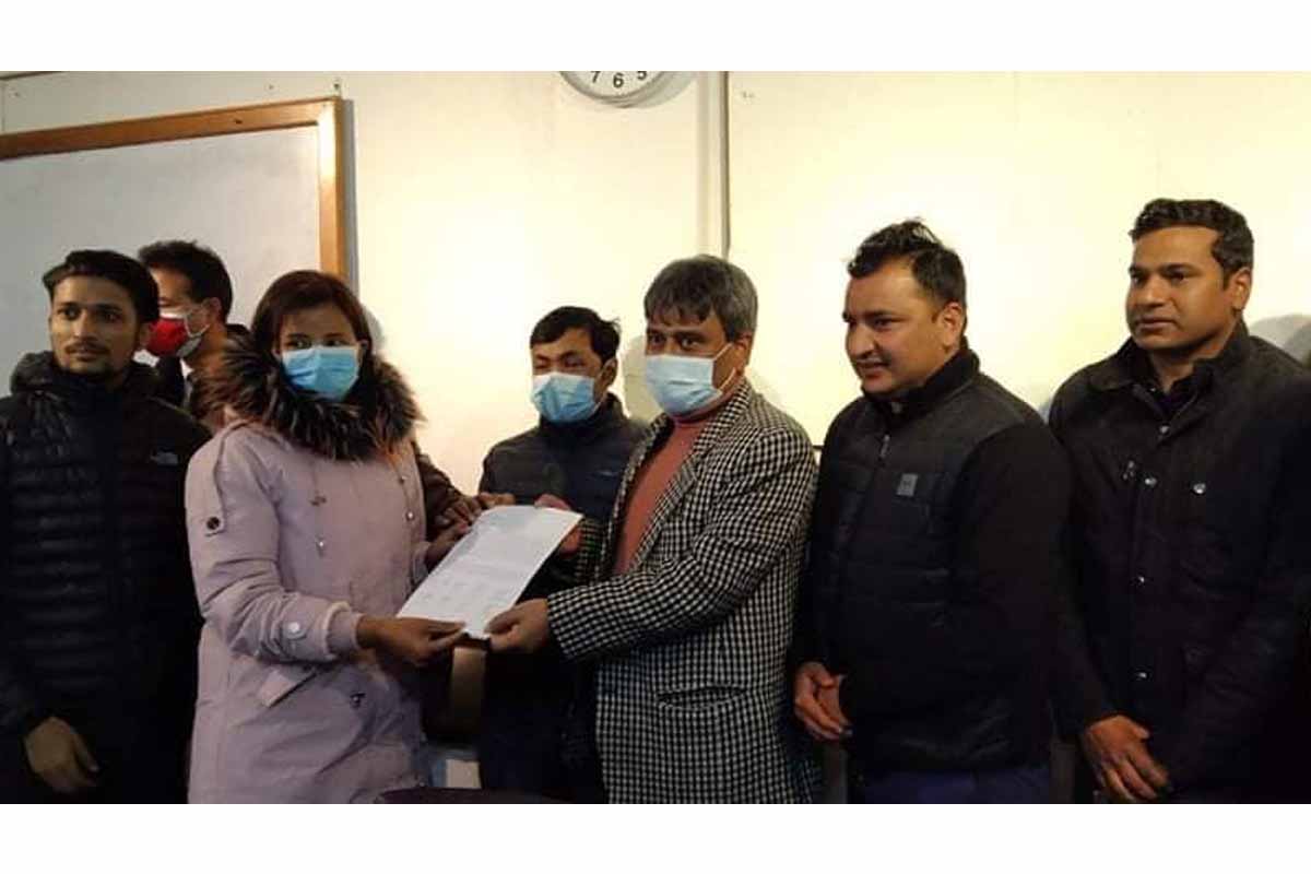 बढी शुल्क लिने मेडिकल कलेजको सम्बन्धन खारेजी माग गर्दै काठमाडौं विश्वविद्यालयलाई ज्ञापनपत्र