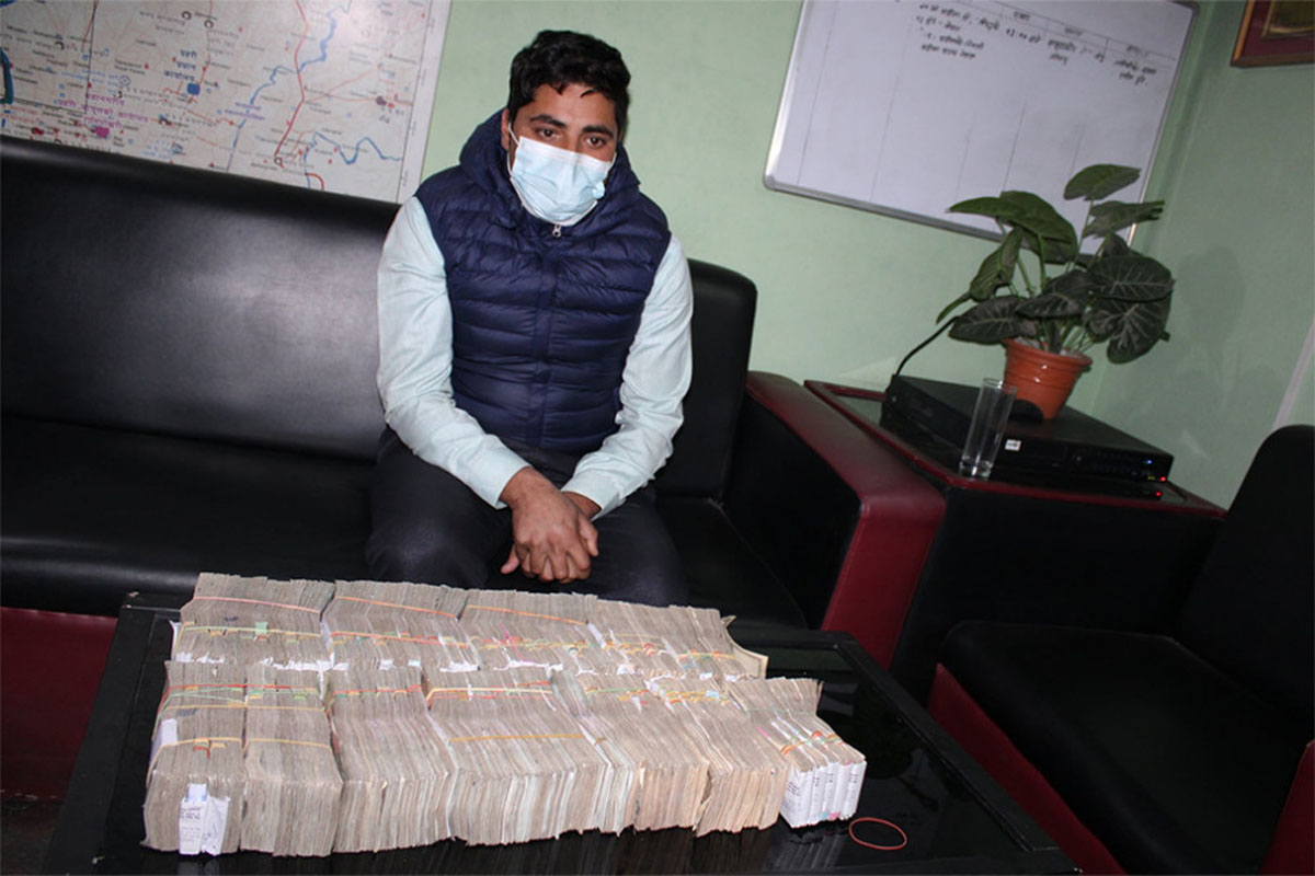 स्रोत नखुलेको ७० लाख रुपैयाँसहित एकजना पक्राउ