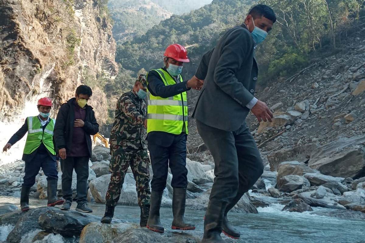 खानेपानीमन्त्री चौधरी बिहानै अम्बाथान पुगेपछि...