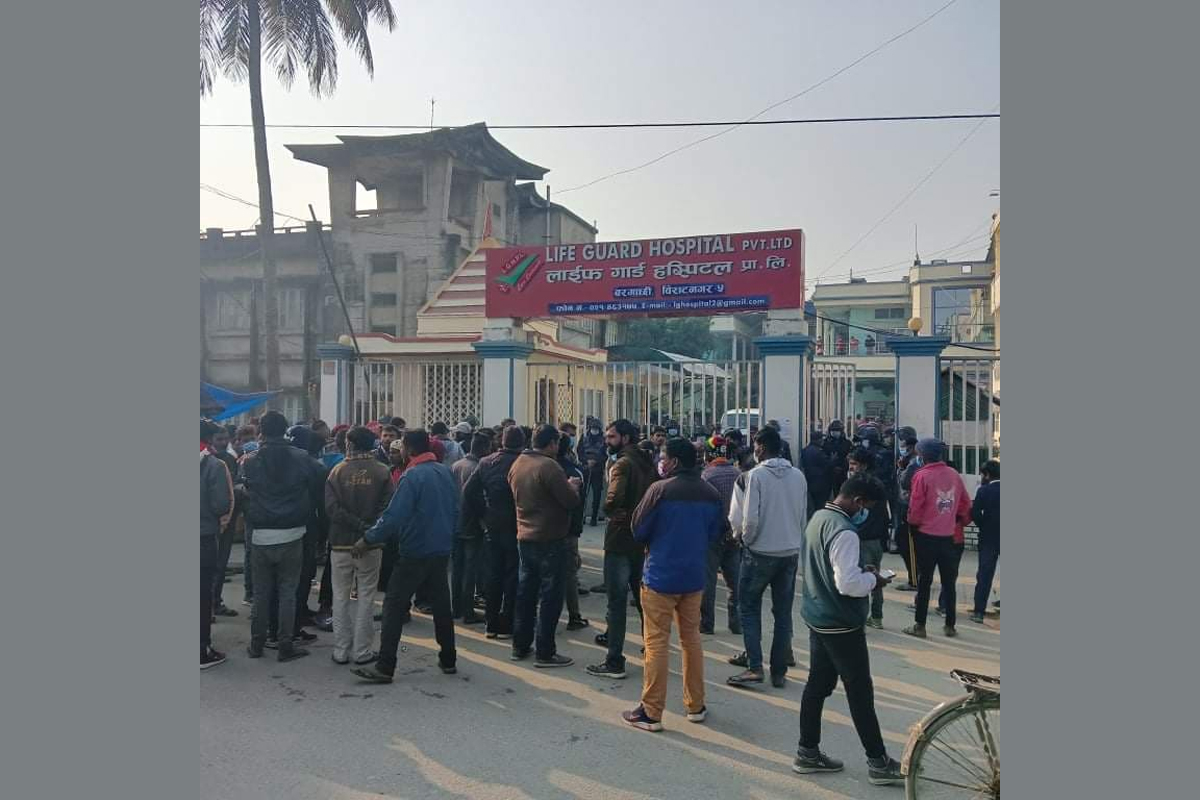 दुर्घटनाका घाइतेको मृत्यु भएपछि अस्पताल अगाडि प्रदर्शन