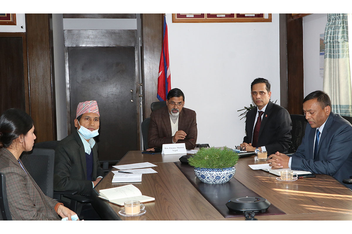 नेपाली उत्पादनलाई विश्व बजारमा लैजान एडीबीसँग साझेदारी गर्नुपर्छ : अर्थमन्त्री शर्मा