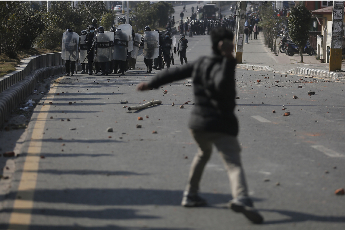 बानेश्वर–माइतीघर क्षेत्रमा दिनभर तनाव [तस्बिरहरू]